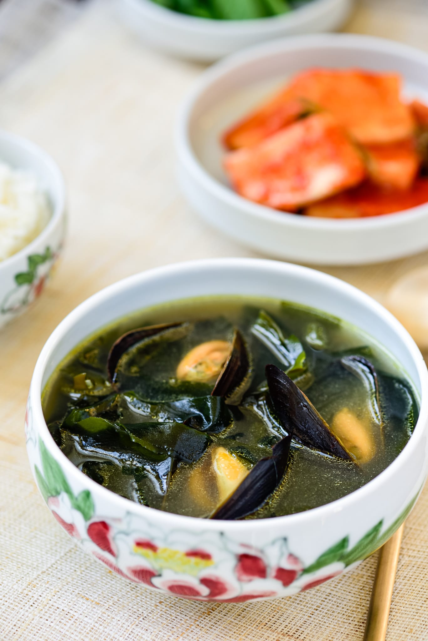 Korean miyeokguk with mussels
