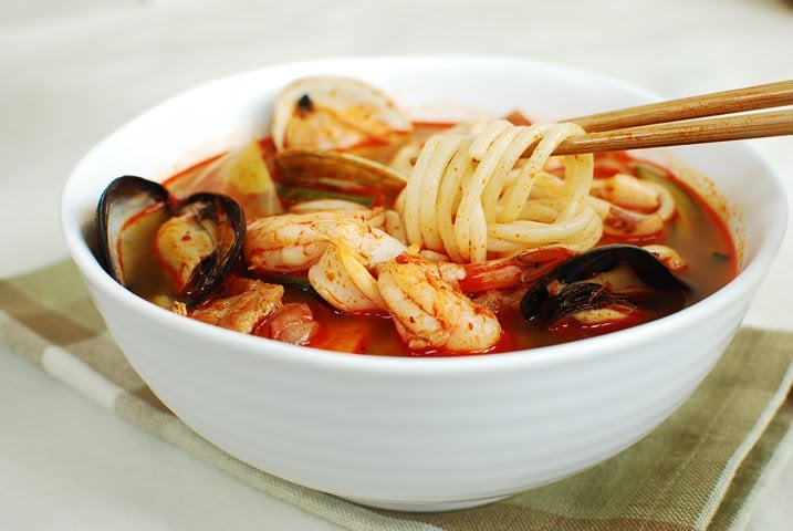 Jjambbong (Korean-Chinese Spicy Noodle Soup) - Korean Bapsang