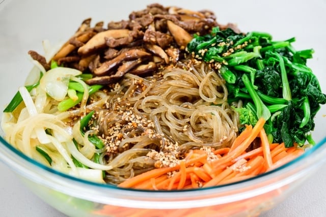 DSC5117 640x427 - Japchae (Stir-Fried Starch Noodles with Beef and Vegetables)
