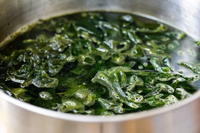 DSC9538 01 2 640x427 - Honghap Miyeok Guk (Seaweed Soup with Mussels)