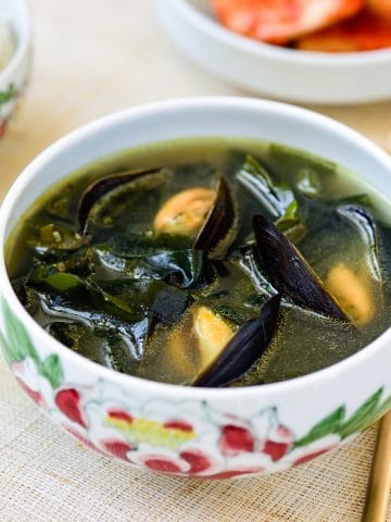 Korean seaweed soup with mussels