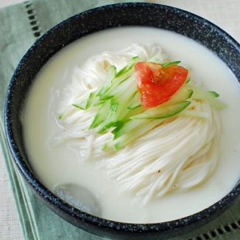 Thin wheat noodles in chilled savory soy milk