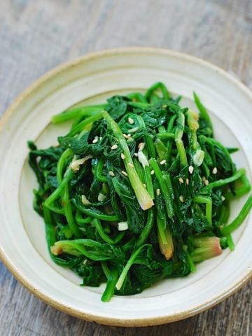 Sigeumchi namul (Spinach side dish)