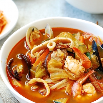 Korean-Chinese spicy seafood noodle soup