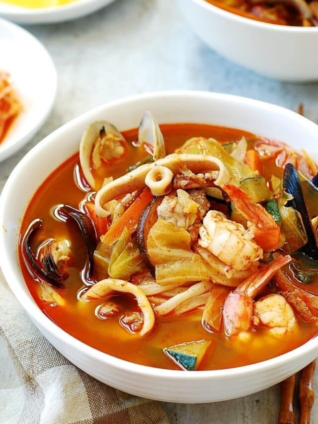 Jjamppong (Spicy Seafood Noodle Soup)