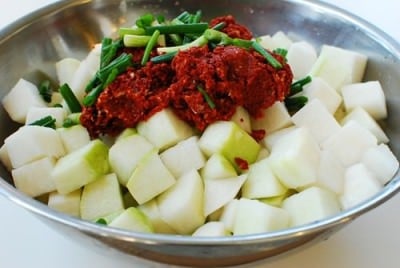 kkakdugi (cubed radish kimchi)