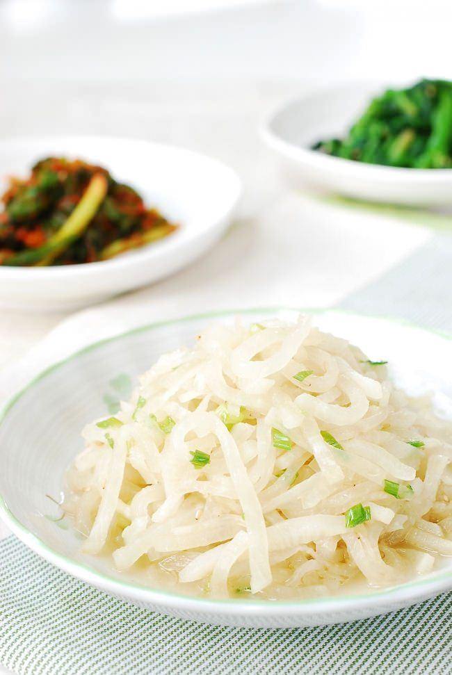 DSC 0325 e1471825084184 - Mu Namul (Korean Radish Namul)