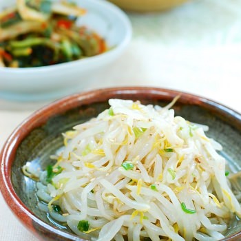 Sukju namul (seasoned bean sprouts)