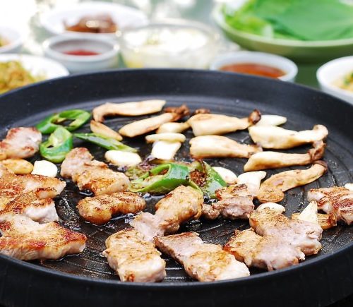 Anseong Korean traditional cauldron Grilled Pork Belly Samgyupsal plate middle 