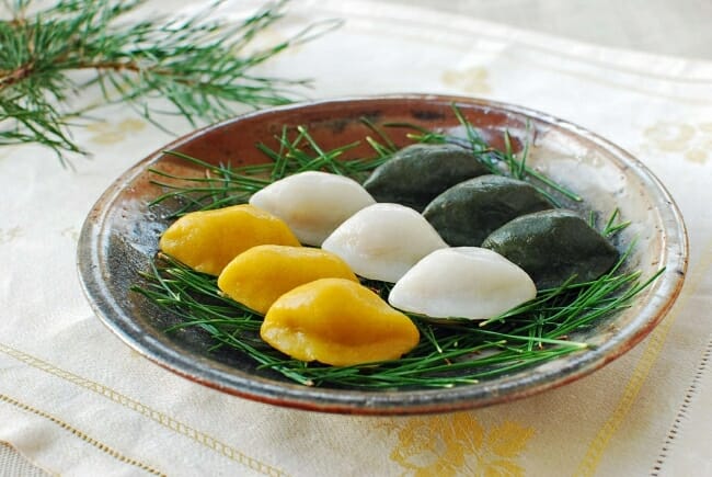 Songpyeon e1537031550759 - Songpyeon (Half-moon Shaped Rice Cake)