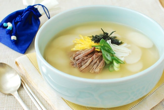 DSC 0579 e1483301660211 - Tteokguk (Korean Rice Cake Soup)