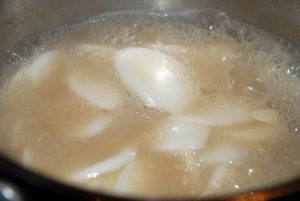 boiling rice cake slice in beef broth