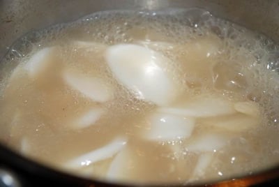 tteokguk5 e1483303065237 - Tteokguk (Korean Rice Cake Soup)