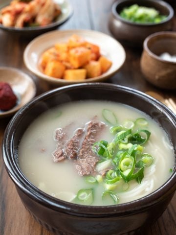 Boiling hot ox bone soup in an earthen ware