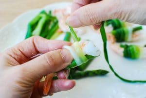 Spring onion tied shrimp and asparagus