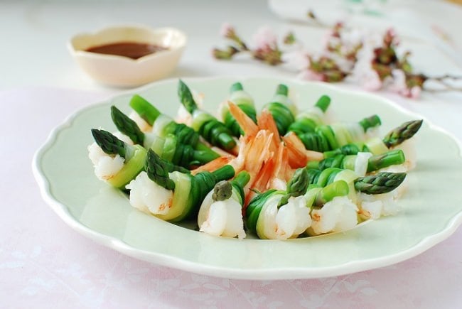 Spring onion tied shrimp and asparagus!