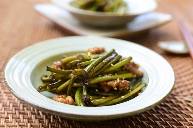 DSC 3895 e1558230430963 - Stir-fried Garlic Scapes (Maneuljjong Bokkeum)