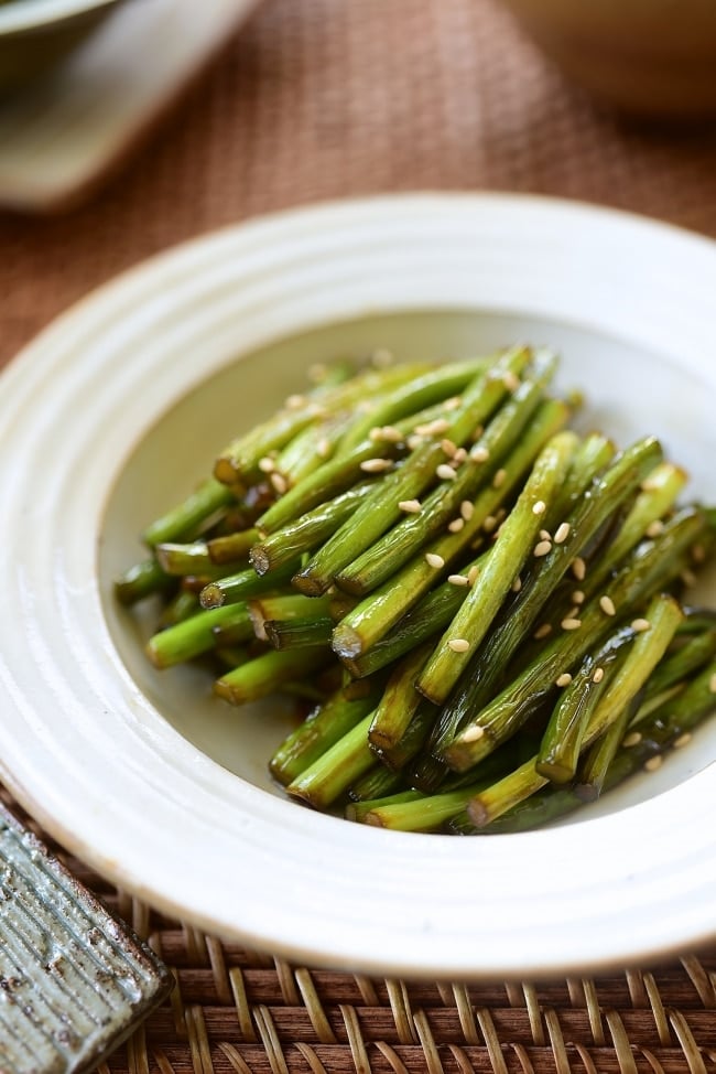 DSC 3992 e1558225627909 - Stir-fried Garlic Scapes (Maneuljjong Bokkeum)