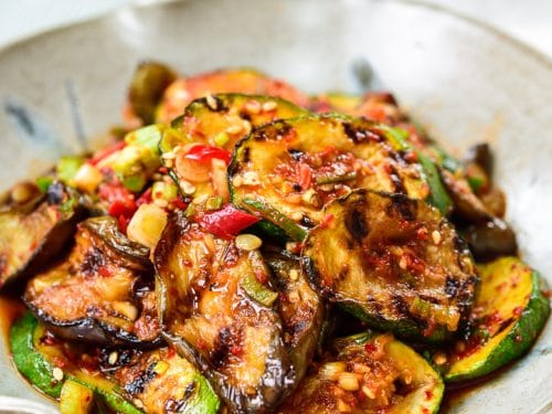 Semiz ayol mushukining yaqindan korinishi