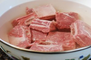 Preparing beef short ribs by soaking in water
