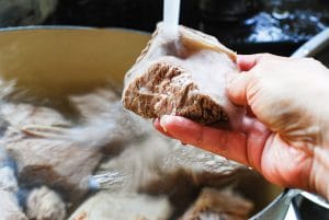 Rinsing parboiled beef short ribs