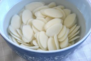 Soaking rice cake slices in cold water