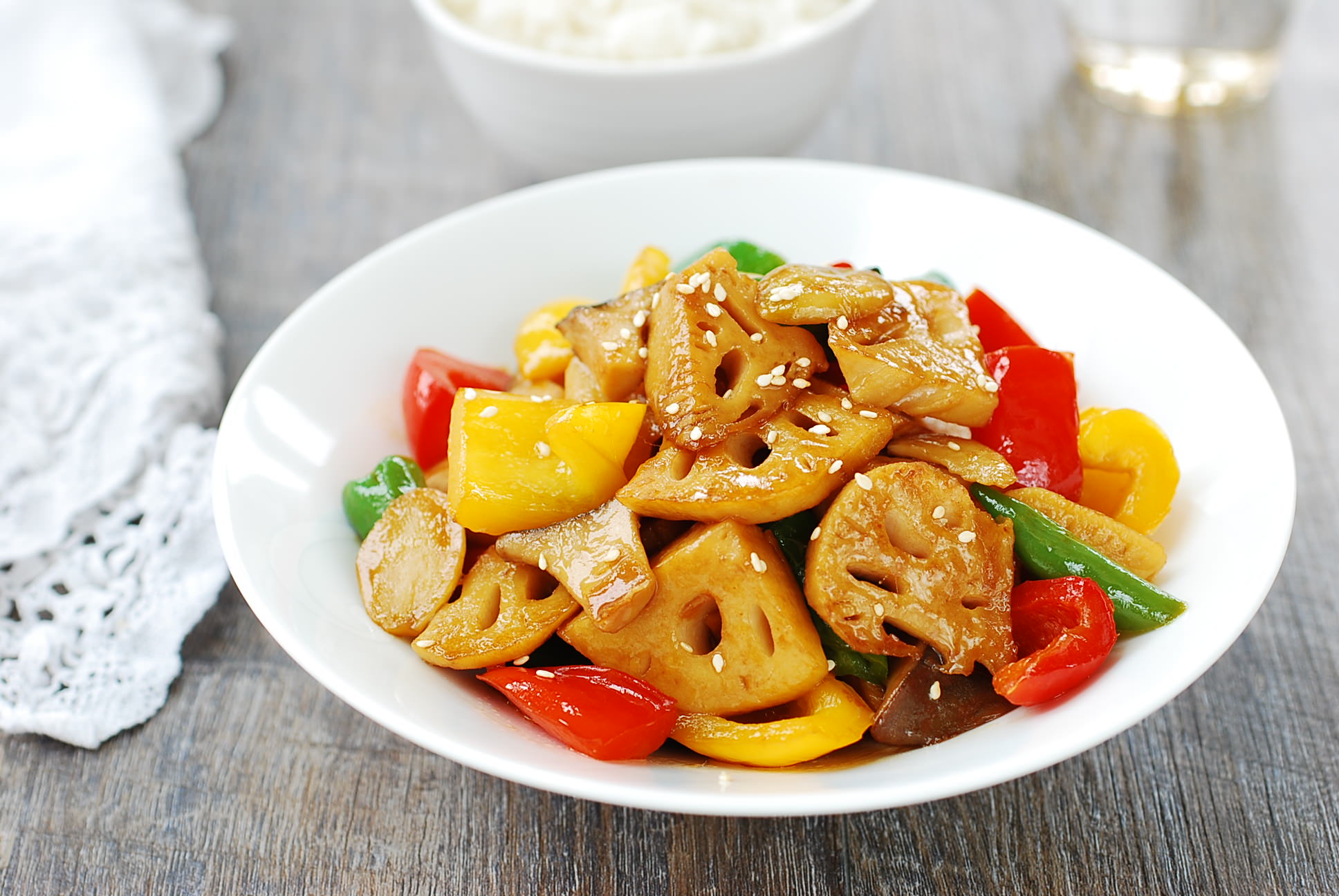 Stir-fried lotus root with peppers and mushrooms (Yeon-geun Bokkeum)