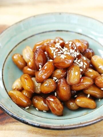 Ddangkkong jorim (Soy braised peanuts)