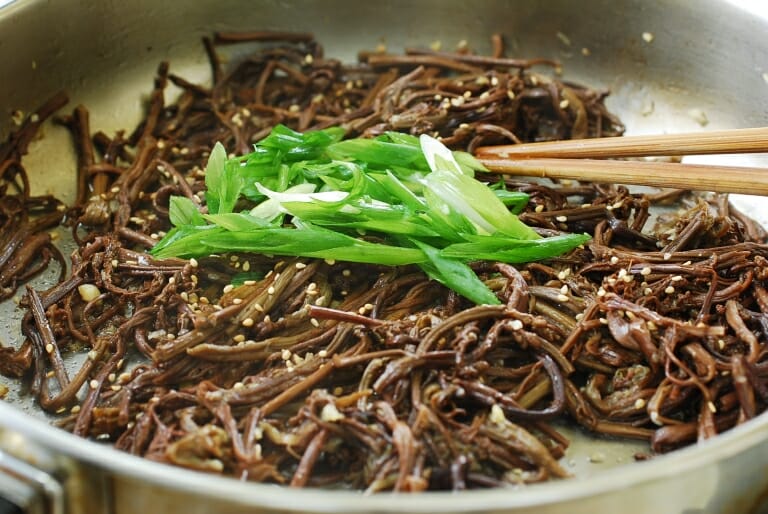 DSC 1886 768x514 - Gosari Namul (Fiddlehead Ferns Side Dish)