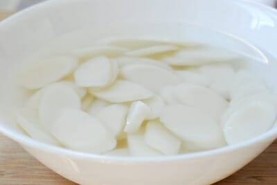 Gul tteokguk (Oyster rice cake soup)