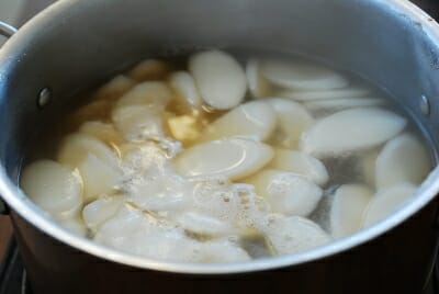 Gul tteokguk (Oyster rice cake soup)