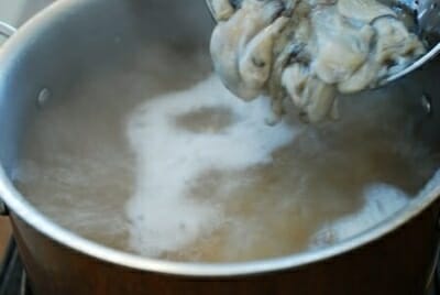 Gul tteokguk (Oyster rice cake soup)