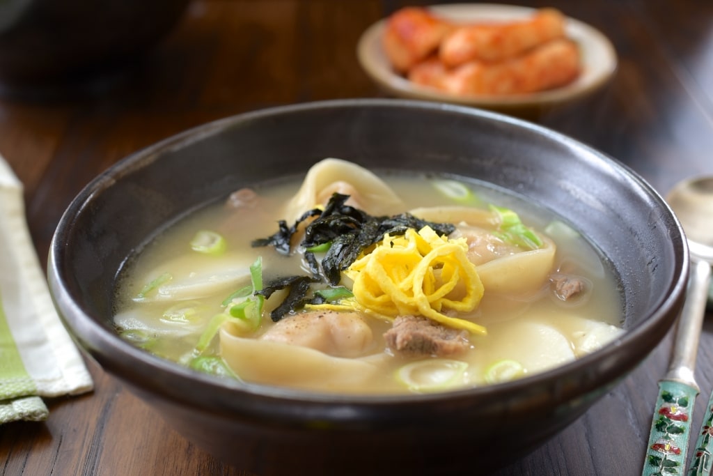 Tteok Mandu Guk (Rice Cake Soup with Dumplings) Korean Bapsang