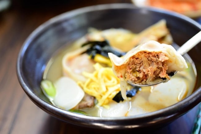 DSC 1712 e1549348965949 - Tteok Mandu Guk (Rice Cake Soup with Dumplings)