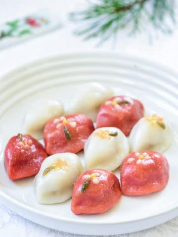 Korean half moon shape rice cakes in two colors - white and red