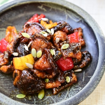 Crispy mushrooms with red and yellow bell peppers