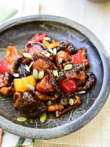 Crispy mushrooms with red and yellow bell peppers