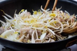 stir-frying pork and bean sprouts