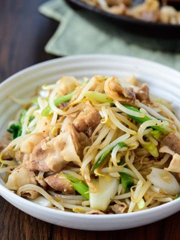 Stir-fried thinly sliced pork belly with bean sprouts