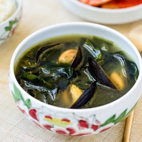 Korean seaweed soup with mussels